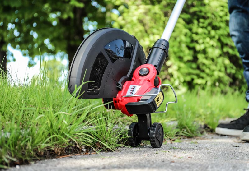 Effiziente Gartenarbeit mit dem Walter Rasentrimmer Rasentrimmer Walter bei der Gartenarbeit