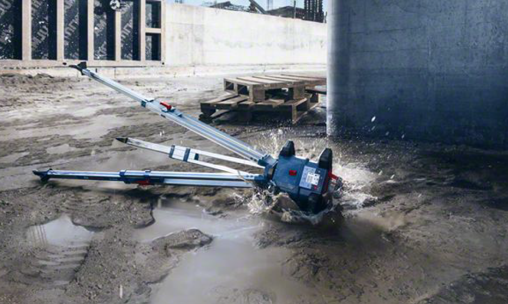 Bosch Baustellen-Gerät in schlammigem Terrain