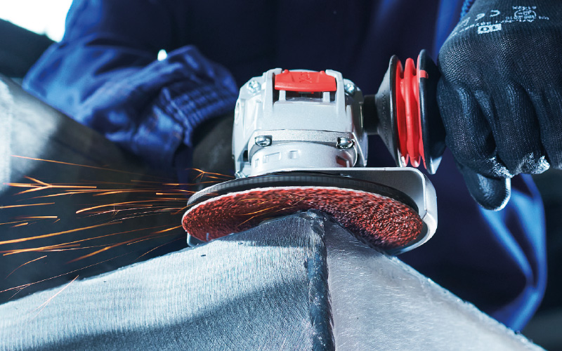 Metallbearbeitung mit Winkelschleifer – Funkenflug beim Schleifen