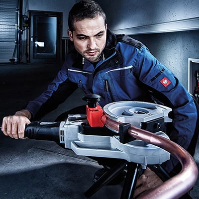 Rothenberger Biegemaschine in Anwendung mit Handwerkermitarbeiter