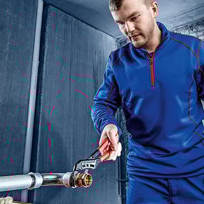 Rothenberger Handwerkzeuge im Einsatz bei Rohrinstallation