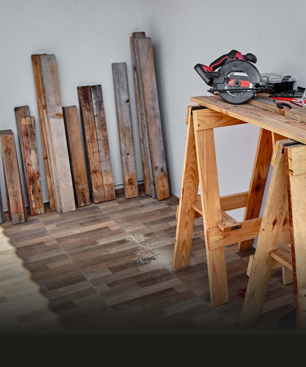 Holzlatten und Kreissäge für den Bau eines Zauns in der Werkstatt