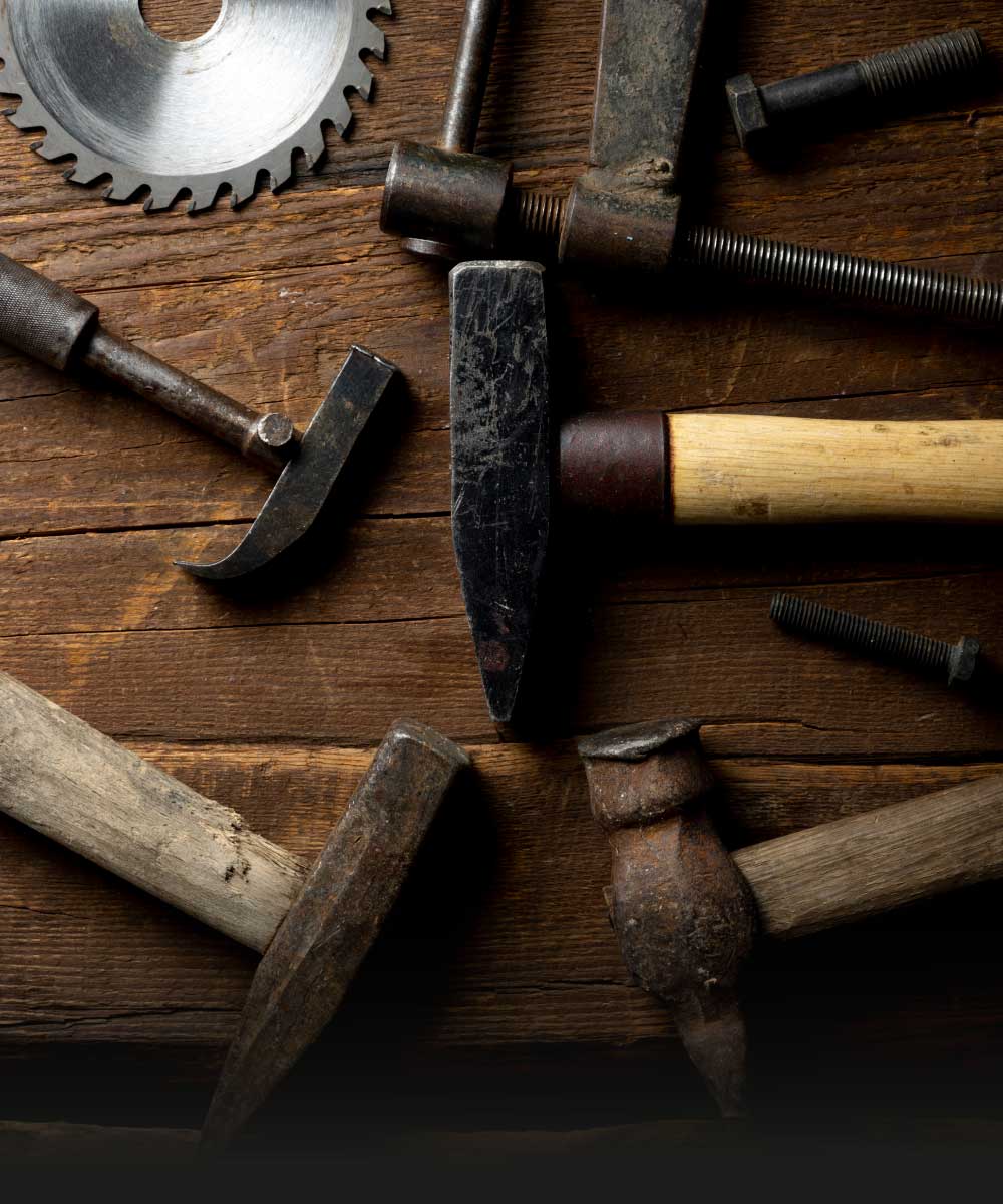 Verschiedene Handwerkzeuge auf Holztisch