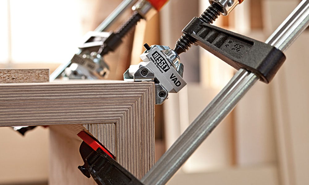 Bessey Eckspanner für exaktes Fixieren bei Holz- und Möbelbau Bessey Eckspanner für präzises Verleimen von Holzplatten und Möbelkonstruktionen