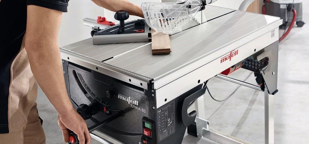 Effizientes Holzsägen mit der Mafell Tischkreissäge Erika 85 in der Werkstatt Handwerker arbeitet mit einer Mafell Tischkreissäge Erika 85 für präzises Sägen von Holz