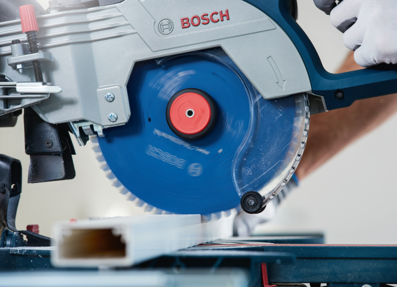 Winkelschleifer im Einsatz – Metallbearbeitung mit Funkenflug