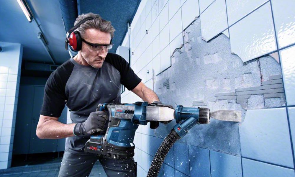 Handwerker nutzt Bosch Werkzeug zum Entfernen von Fliesen