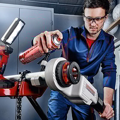 Rothenberger Gewindeschneidmaschine in Anwendung bei Rohrbearbeitung