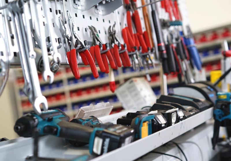 Werkstatt mit Makita Akkuschraubern und Handwerkzeugen an der Werkzeugwand