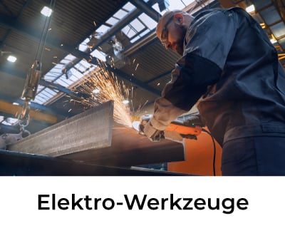 Arbeiter schleift Stahlträger mit FEIN Elektro-Werkzeug in Industriehalle