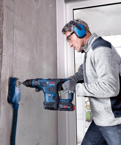 Handwerker nutzt Bosch Werkzeug zum Entfernen von Fliesen