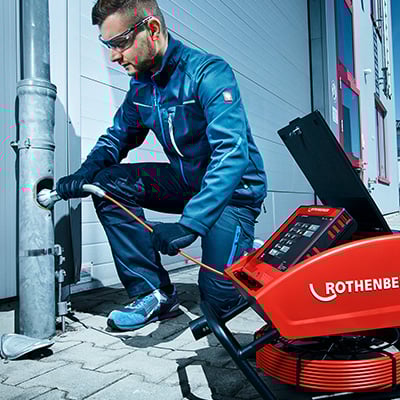 Rothenberger Inspektionsgerät bei Rohrinspektion im Außeneinsatz