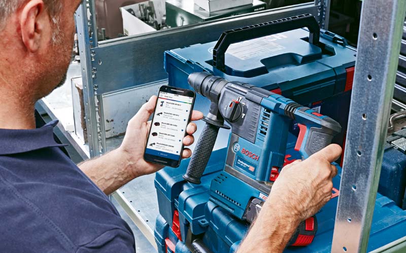 Bosch Professional PRO360 App auf Smartphone im Einsatz mit Bohrhammer