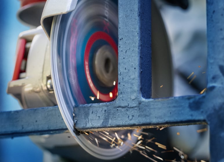 Winkelschleifer im Einsatz – Metallbearbeitung mit Funkenflug