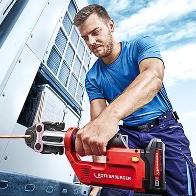 Rothenberger Pressmaschine in Anwendung bei Rohrverbindung