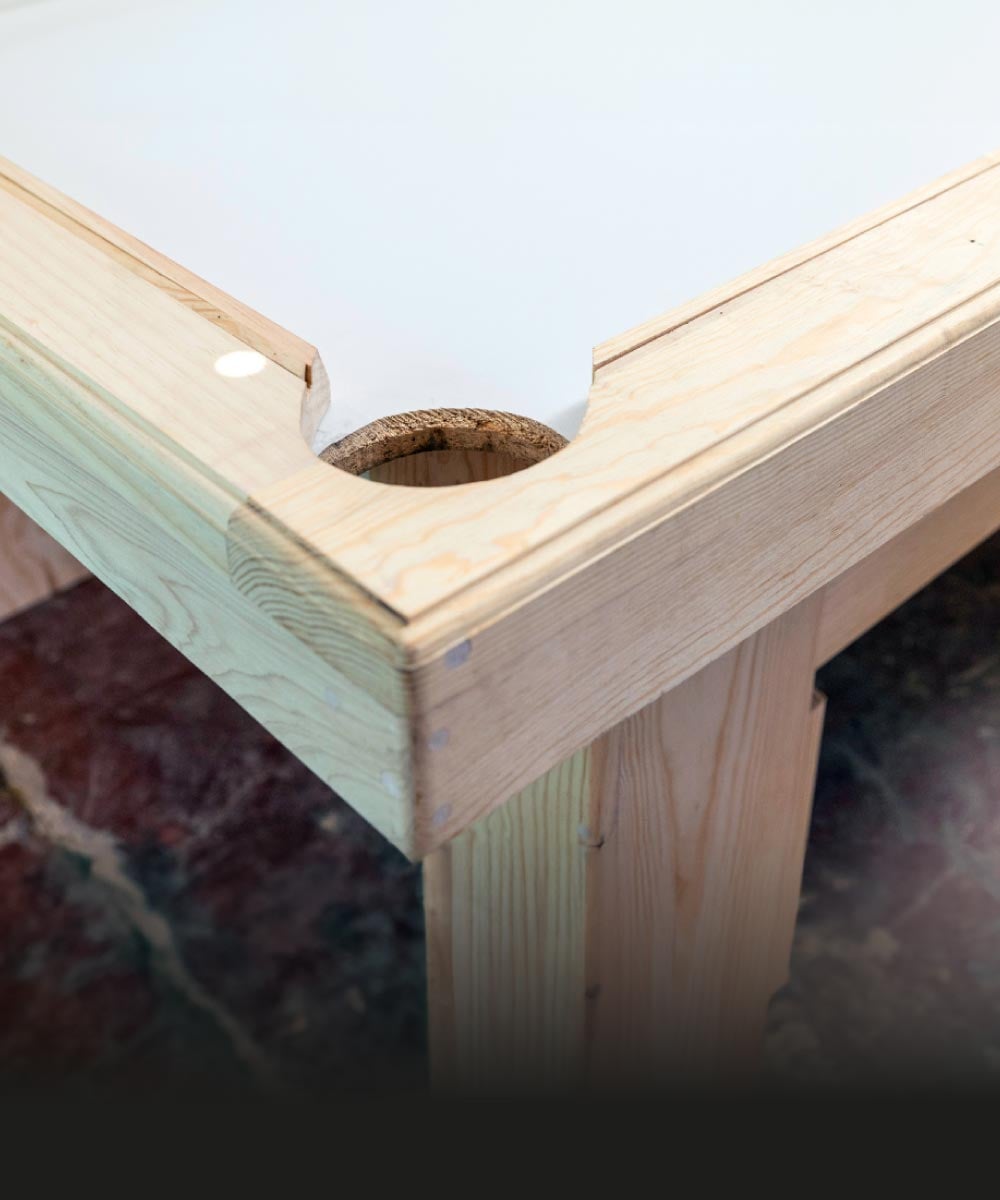 Holzrahmen mit Loch im Eckbereich