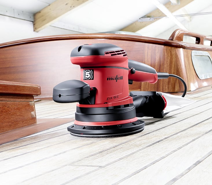 Mafell Exzenterschleifer EVA 150 E auf Holzoberfläche, geeignet für professionelle Holzarbeiten und Feinschliff