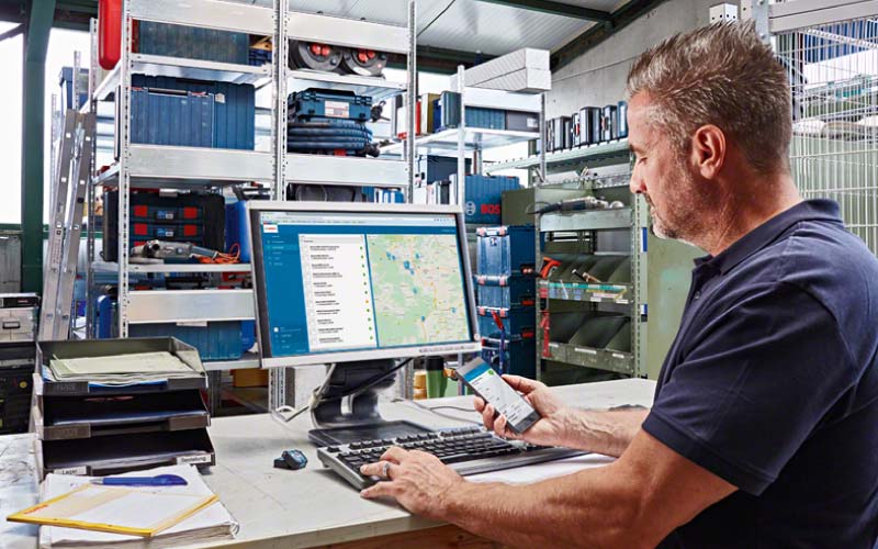 Mitarbeiter nutzt Bosch PRO360 Plattform im Büro zur Verwaltung von Elektrowerkzeugen
