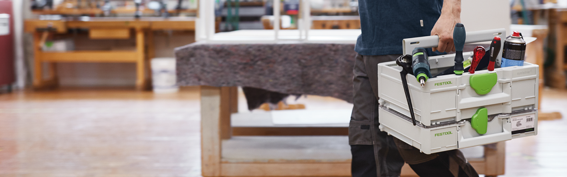 Festool Systainer – praktisches Werkzeug-Transport- und Aufbewahrungssystem Handwerker trägt Festool Systainer mit Werkzeug – mobile Aufbewahrungslösung