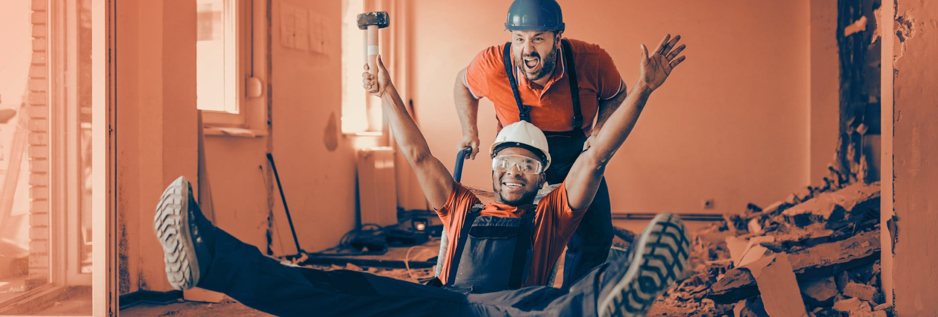 Zwei Bauarbeiter auf Baustelle mit Schutzhelmen und Spaß bei der Arbeit