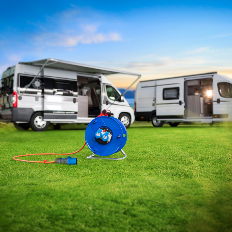 Camping Kabeltrommel für Wohnmobile auf einer Wiese