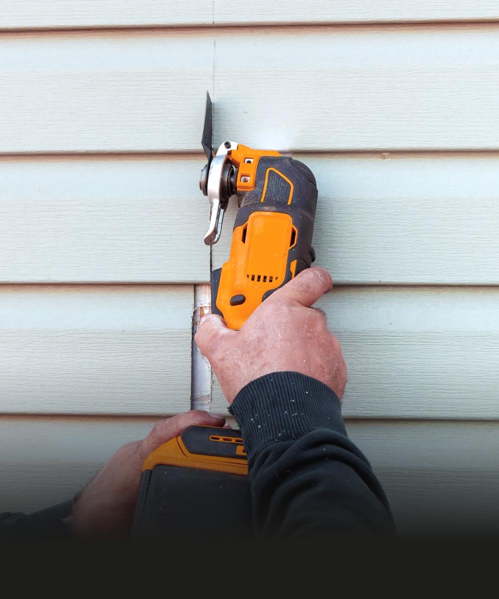 Handwerker schneidet Wand mit Akku-Säge