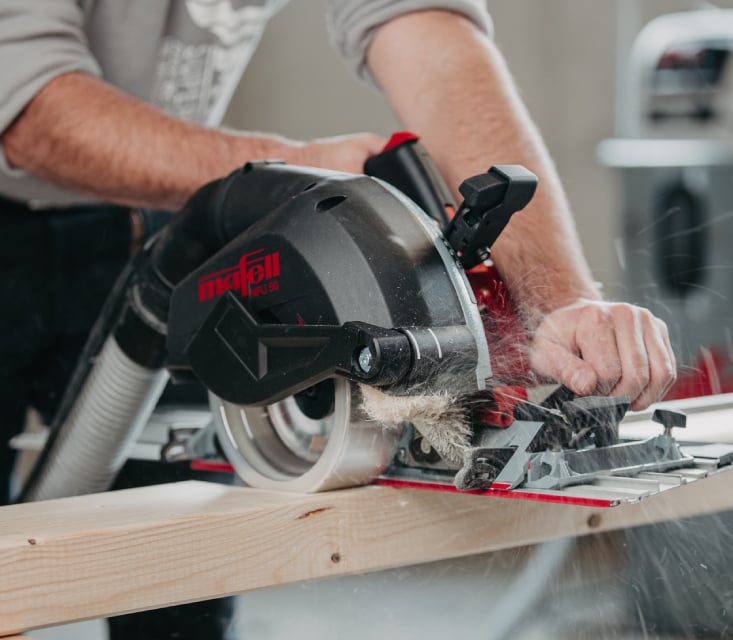Mafell Handkreissäge K 85 im Einsatz für präzise Schnitte in Holz