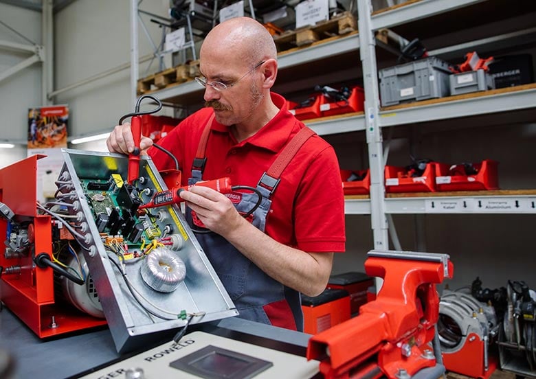 Rothenberger Techniker bei der Reparatur – professionelle Wartung von ROTHENBERGER Werkzeugen