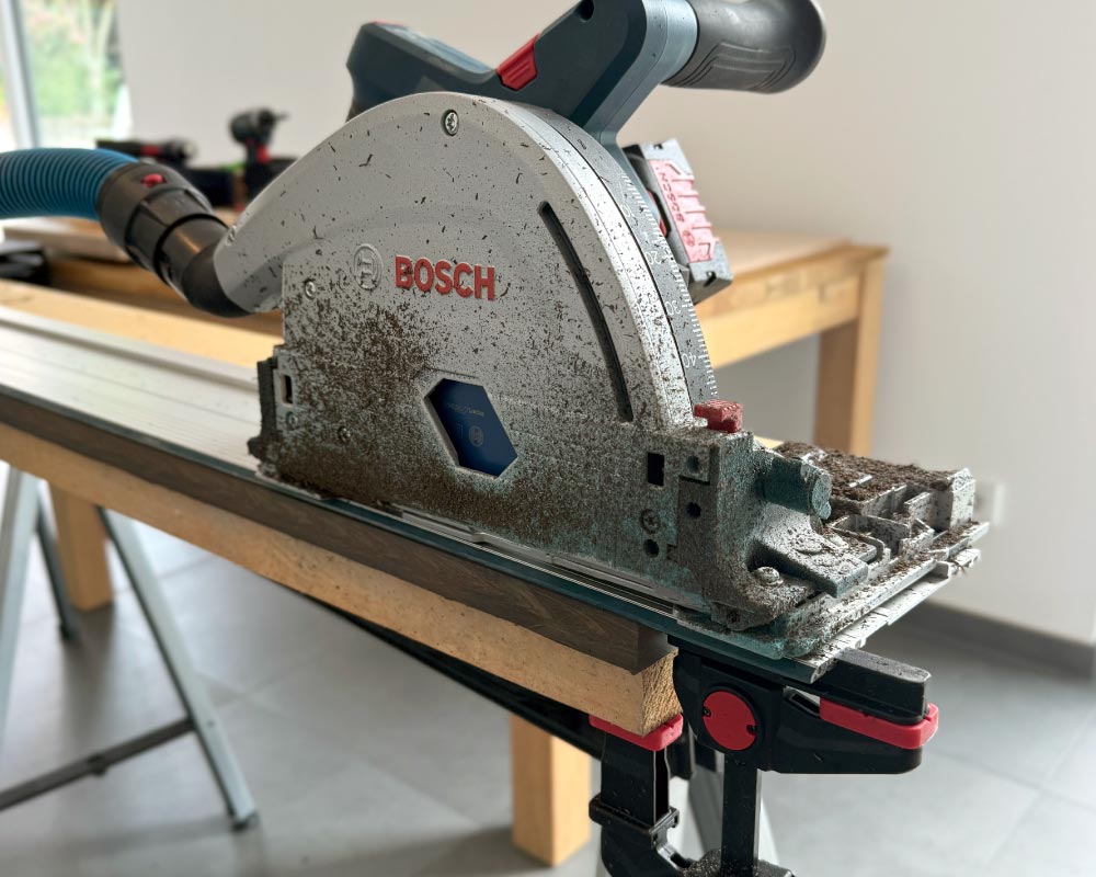 Bosch Tauchsäge bei präzisen Schnitten im Terrassenbau