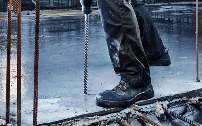 Bohrarbeiten in Beton mit leistungsstarkem Bohrhammer