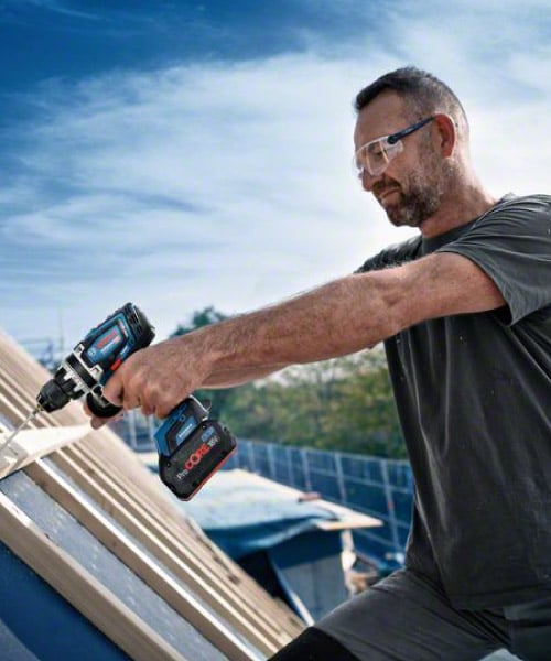 Handwerker verwendet Bosch Biturbo Akkuschrauber auf einer Baustelle