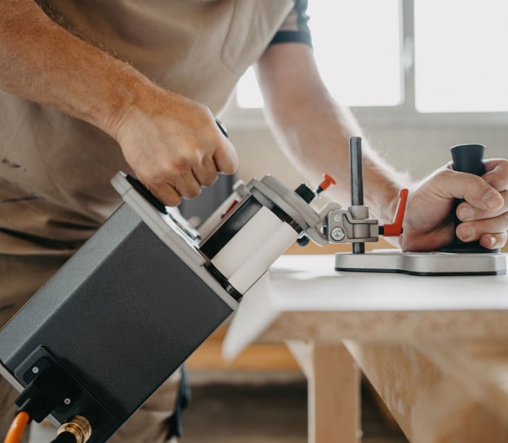 Mafell Exzenterschleifer EVA 150 E auf Holzoberfläche, geeignet für professionelle Holzarbeiten und Feinschliff