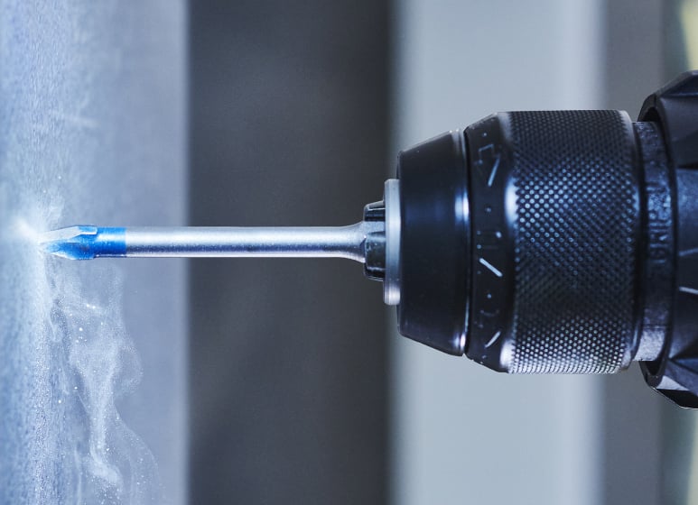 Bohrmaschine im Einsatz – präzises Bohren in Metall mit hochwertigem Bohrer