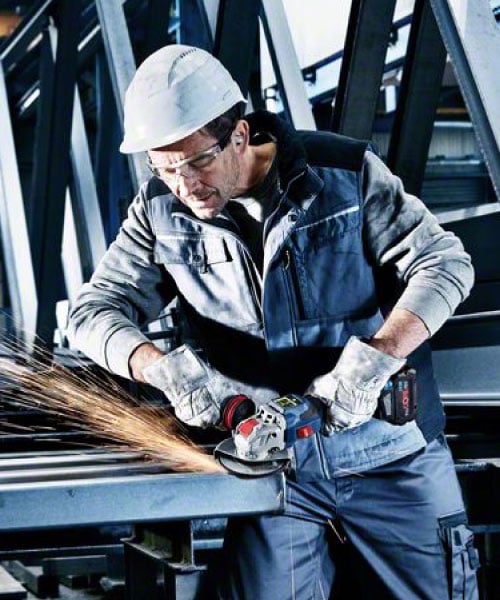 Handwerker arbeitet mit Bosch BITURBO Winkelschleifer und erzeugt Funken beim Schneiden von Metall