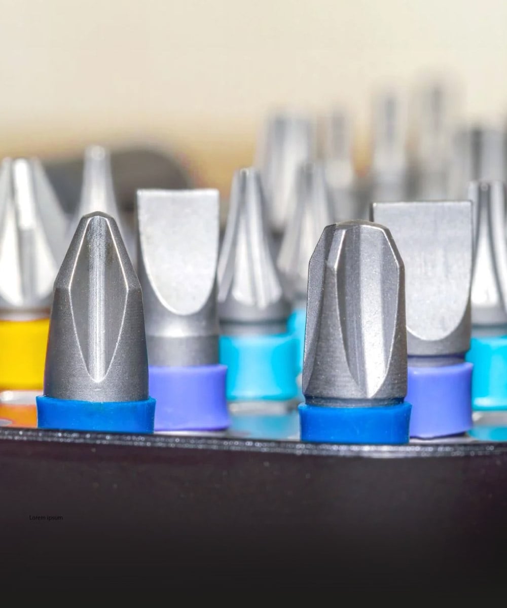 Metallspitzen mit bunten Ringen