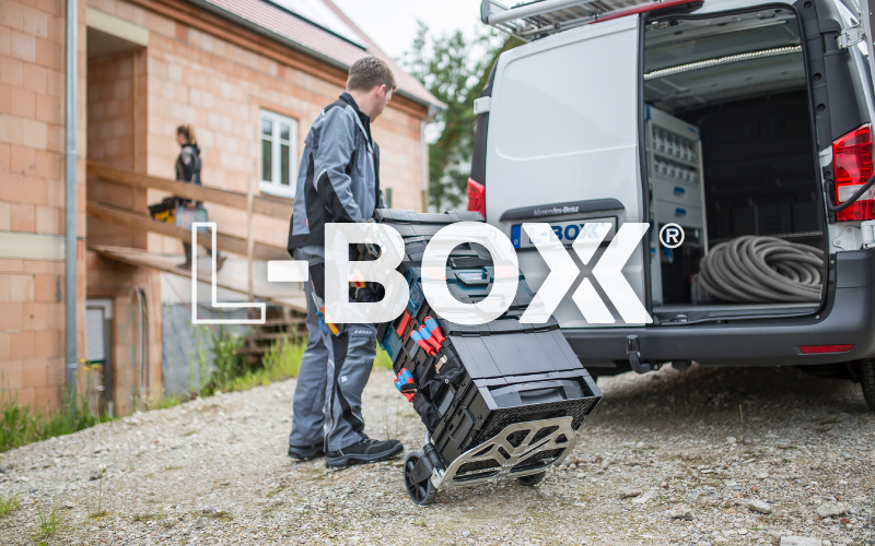 Arbeiter transportiert L-BOXX Werkzeugkoffer zur Baustelle