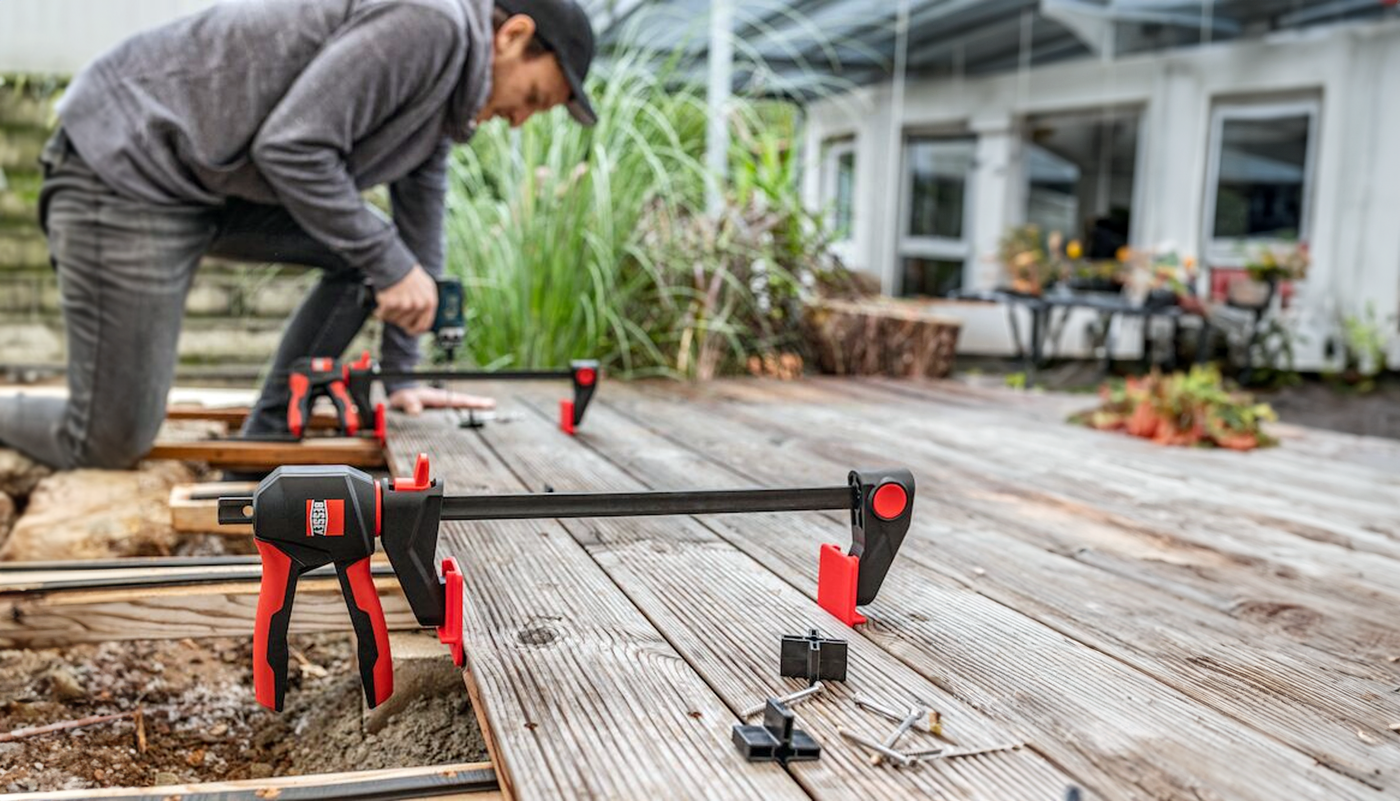 Bessey Zwingen bei Außenmontage – sichere Fixierung auf der Terrasse