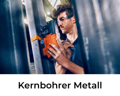 Handwerker verwendet FEIN Kernbohrmaschine zur Metallbearbeitung