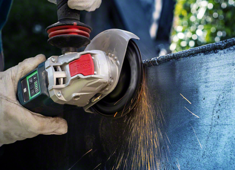 Winkelschleifer im Einsatz – Metallbearbeitung mit Funkenflug
