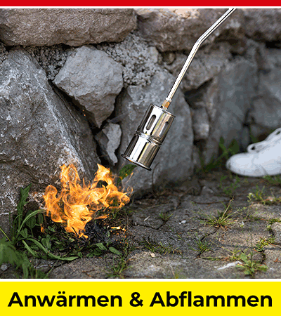 Anwärmen und Abflammen von Unkraut mit einem Gasbrenner