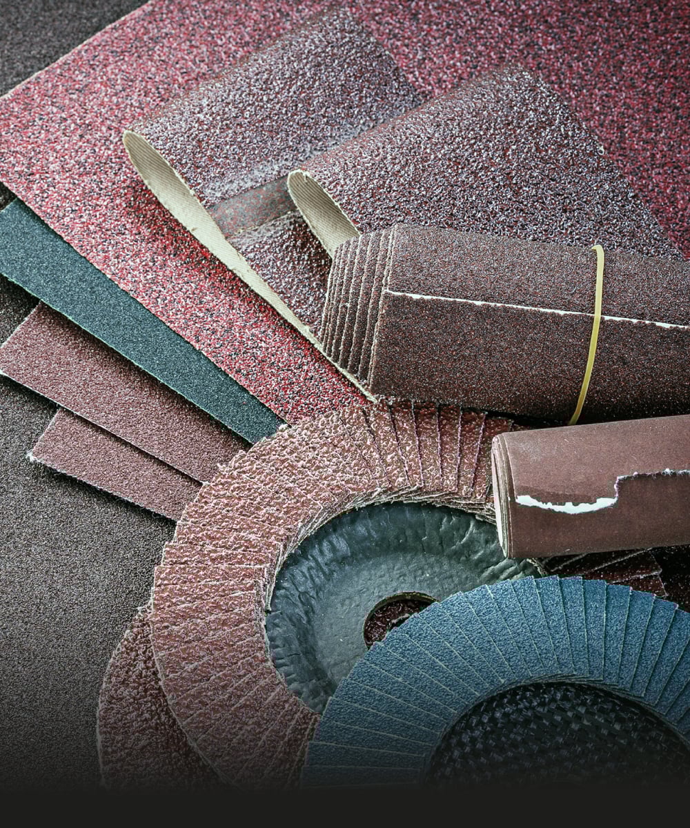 Verschiedene Schleifpapiere und Schleifmaterialien auf einem Tisch