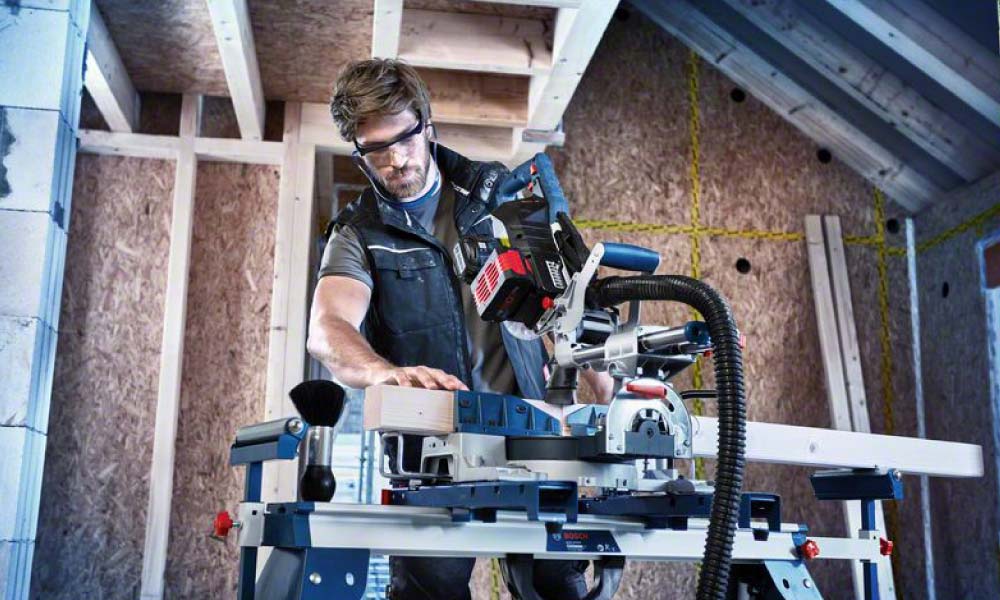 Handwerker nutzt Bosch Biturbo Kappsäge auf einer Baustelle